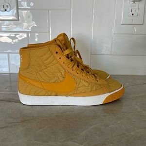 Nike Quilted Blazer Mid Size 6.5